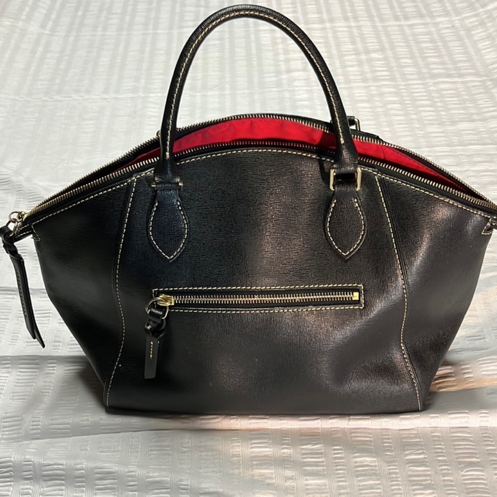Dooney and Bourke satchel-black.